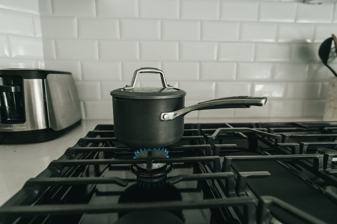 Water boiling in a pot. Photo by Henry Kobutra on Unsplash.